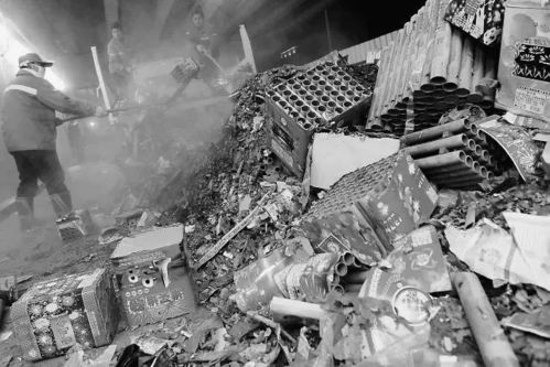 北京五环路内拟全面禁放烟花爆竹 春节民俗与公共安全的再平衡\n\n近日，北京市有关部门提出了关于五环路内拟全面禁放烟花爆竹的草案，这意味着在春节期间——这一传统上燃放烟花爆竹的高峰时段，也将被纳入禁止范围。该草案引发了广泛关注和亟待讨论的平衡问题 究竟应当如何在尊重传统文化的基系基础上管理城市公共安全？日用杂品行业及市民对此不应冷漠——这是一个需要用节料添绿数字去评估的细腻提案。\n\n烟花爆竹作为春节民俗的一部分，承载着许多人的童年记忆中那份洋溢情感的过年场景状如火龙的绚丽. 逢节即燃的喧嚣乐音曾是一年